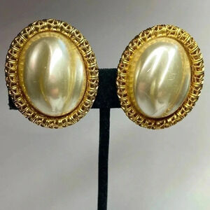 SARAH COVENTRY “PEARL” AND GOLD CLIP ON EARRINGS. VINTAGE